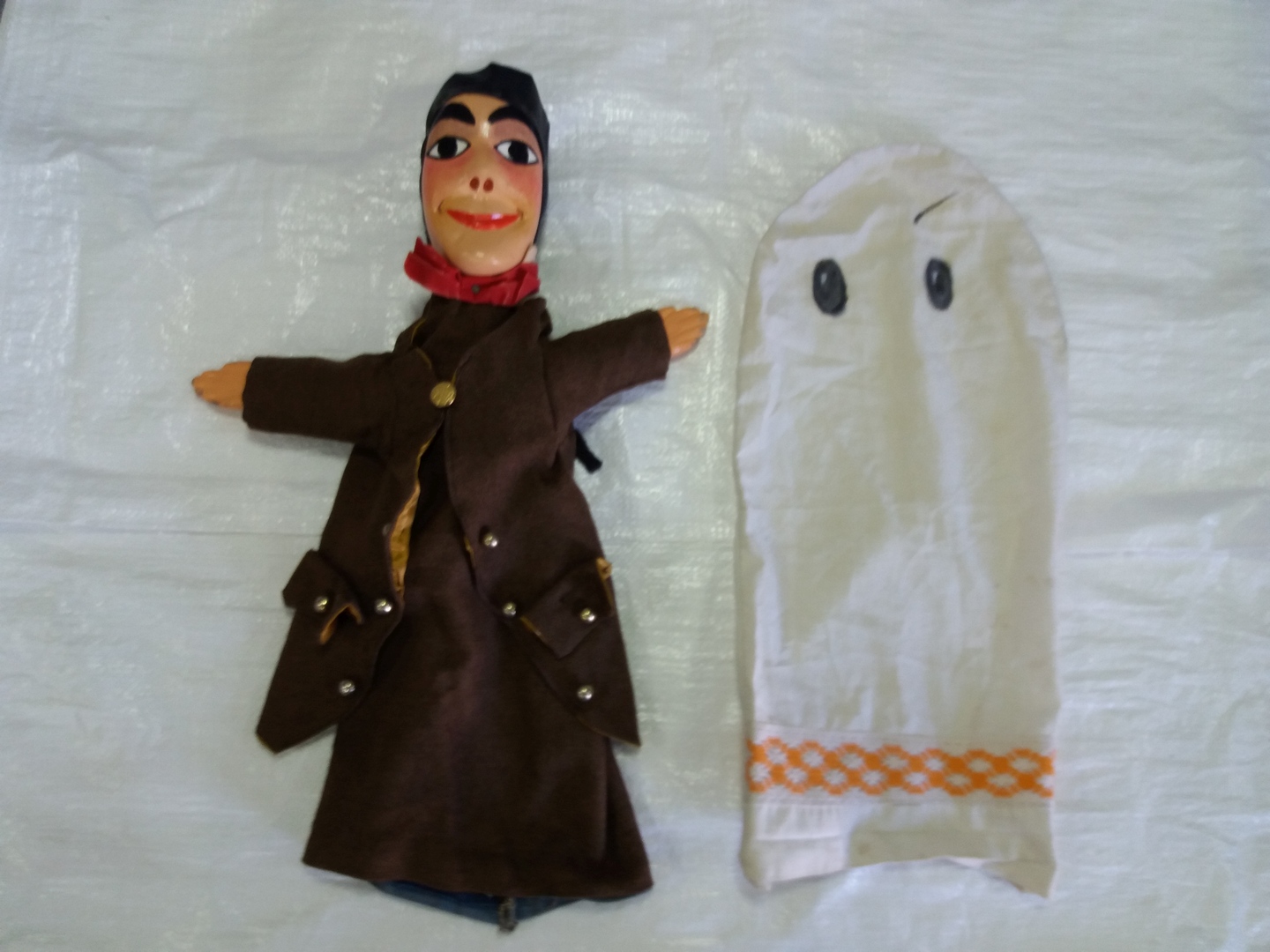 Guignol et un fantôme - Cliquez pour zoomer